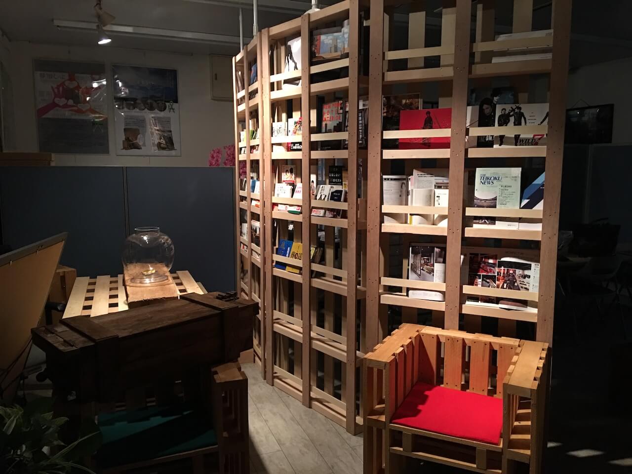 本棚や椅子の写真
